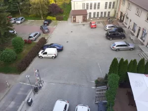 Parking w Sanoku - junosza smart parking. Okazujący parking znajdujący się za kamienicą