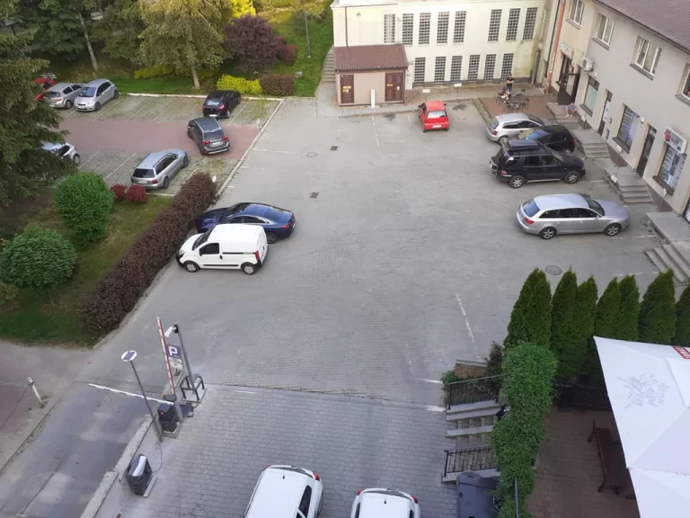 Parking w Sanoku - junosza smart parking. Okazujący parking znajdujący się za kamienicą